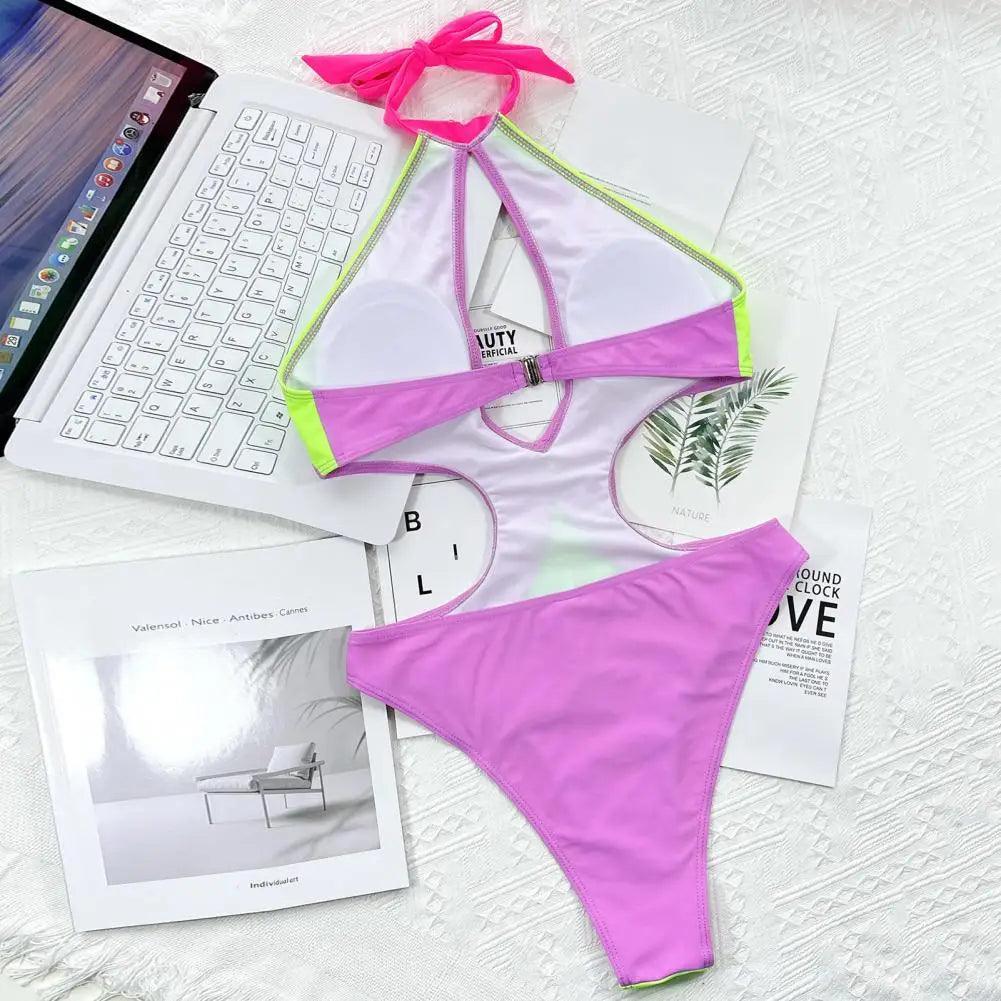 Jednoczęściowy kostium z wycięciami