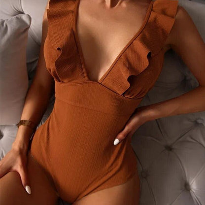 Jednoczęściowy strój kąpielowy z głębokim dekoltem