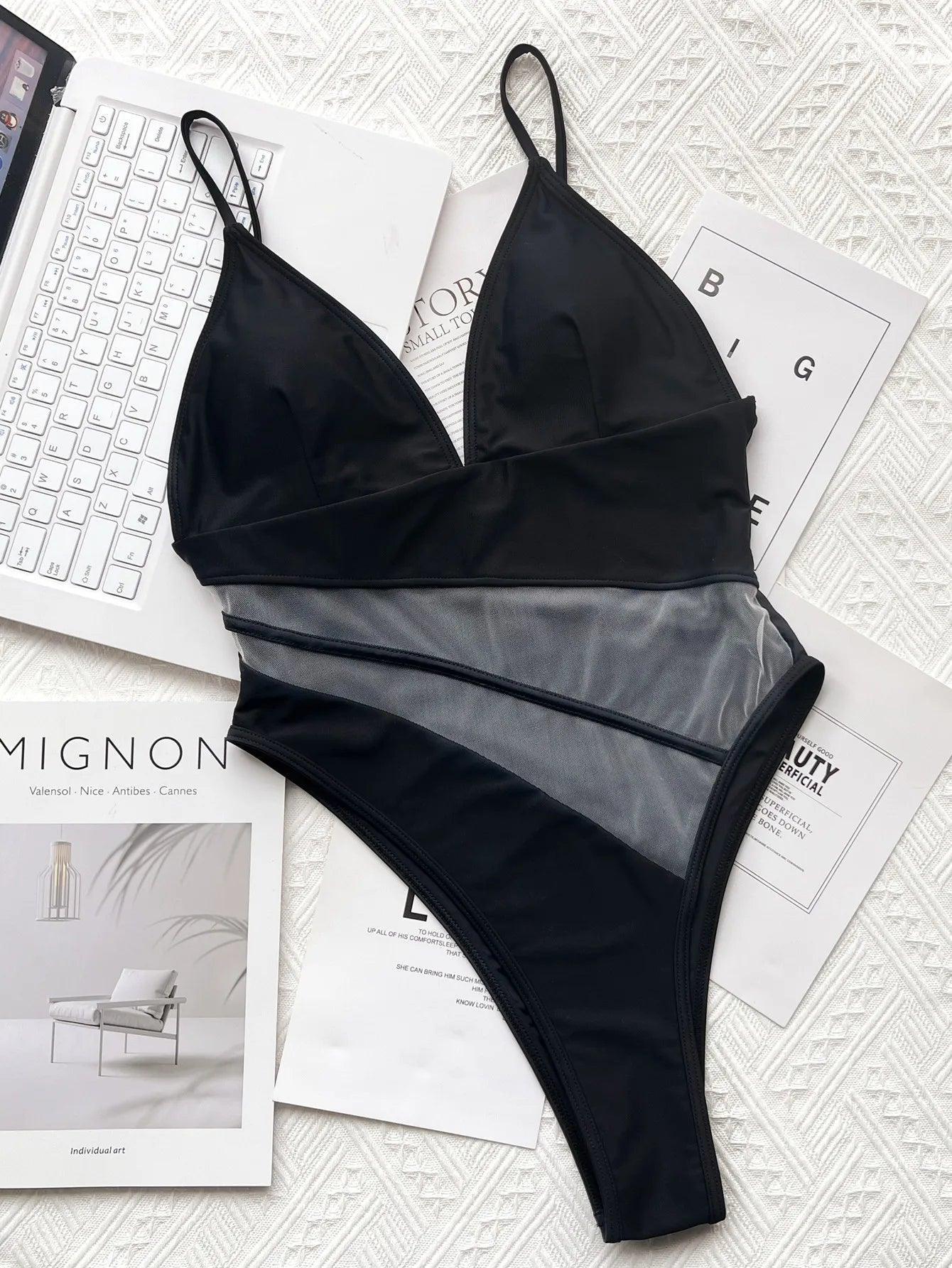 Jednoczęściowy strój kąpielowy z siateczką