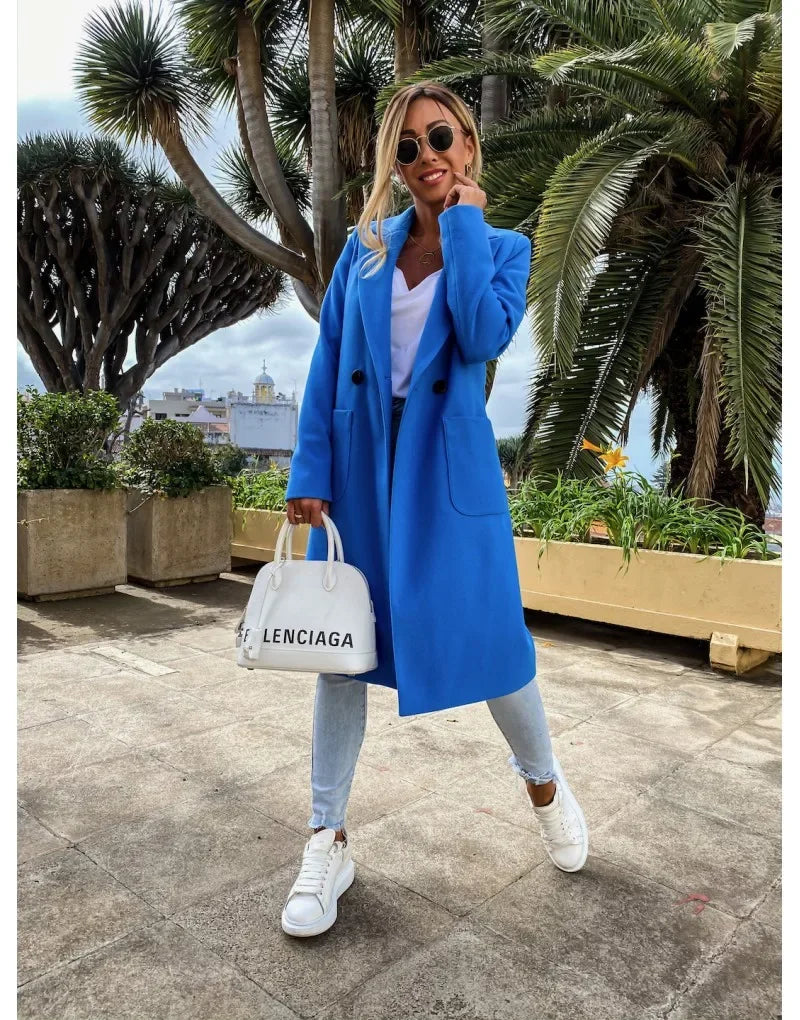 Jednolity płaszcz damski zapinany na guziki