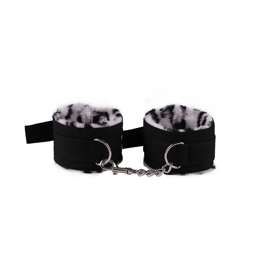 Kajdanki wykończone futerkiem