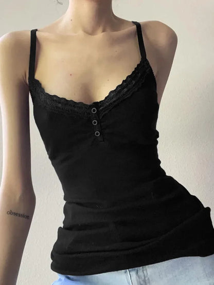 Klasyczny czarny top z dekoltem na ramiączkach