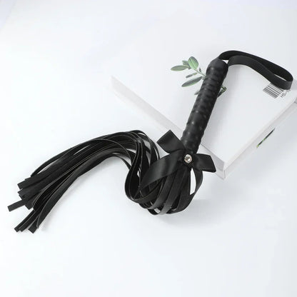 Kolorowy bicz z kokardą