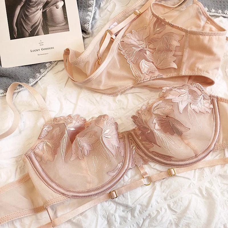 Komplet bielizny koronkowej z ozdobnymi paskami