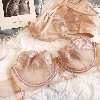 Komplet bielizny koronkowej z ozdobnymi paskami