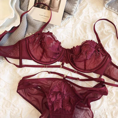 Komplet bielizny koronkowej z ozdobnymi paskami