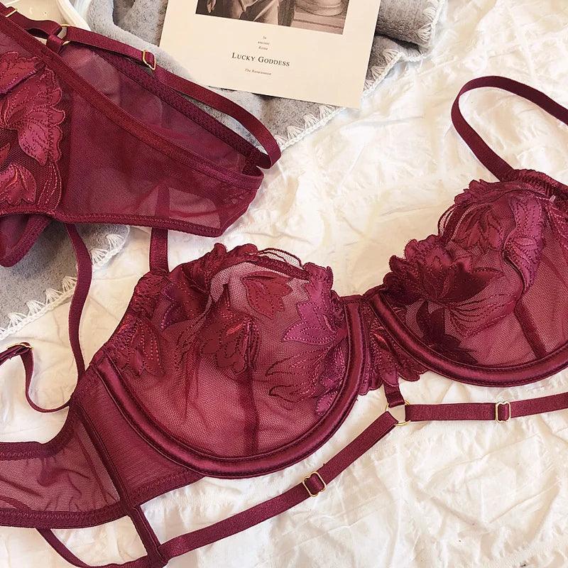 Komplet bielizny koronkowej z ozdobnymi paskami