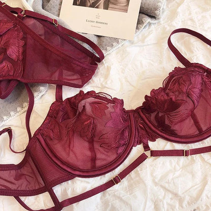 Komplet bielizny koronkowej z ozdobnymi paskami