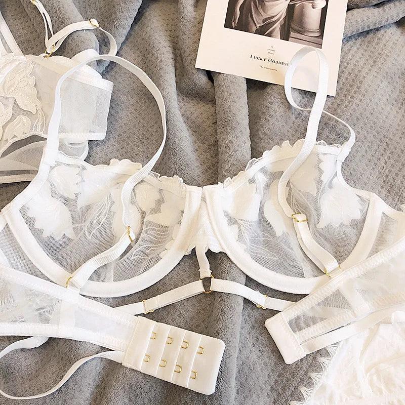 Komplet bielizny koronkowej z ozdobnymi paskami