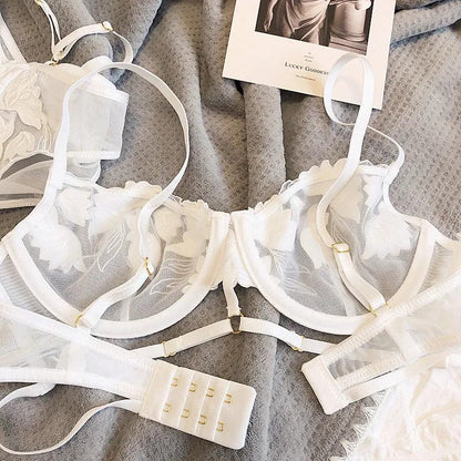 Komplet bielizny koronkowej z ozdobnymi paskami