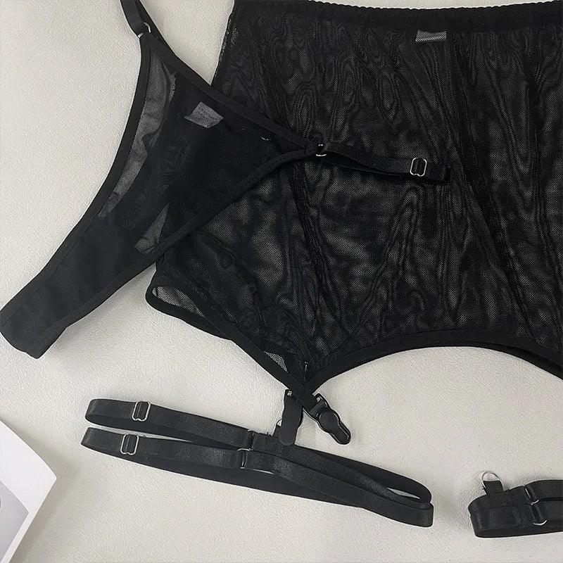 Komplet bielizny ze spódniczką z siateczki