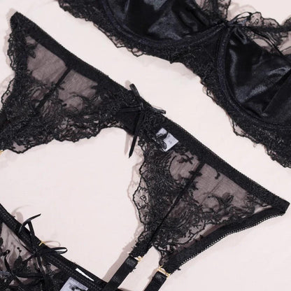 Komplet bielizny ze zdobieniami