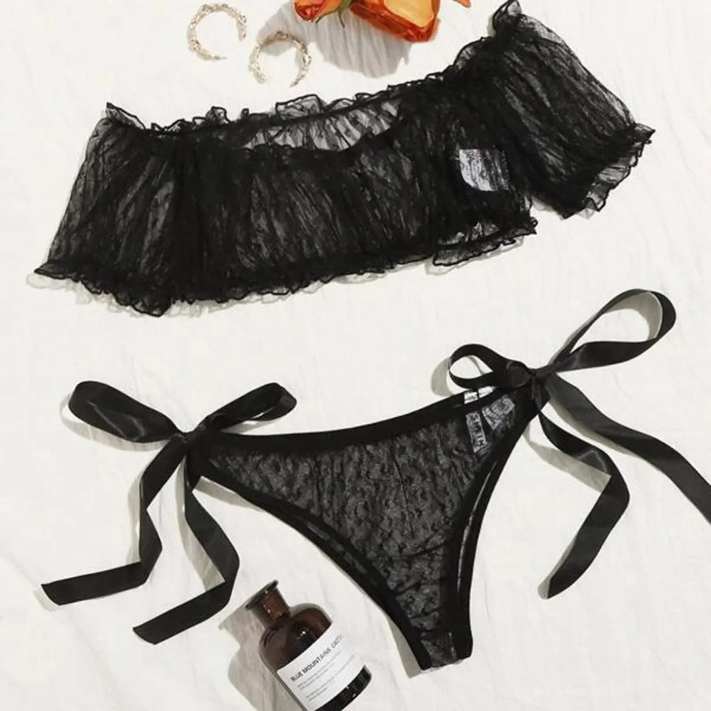 Komplet koronkowej bielizny z ozdobną wstążką