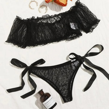 Komplet koronkowej bielizny z ozdobną wstążką