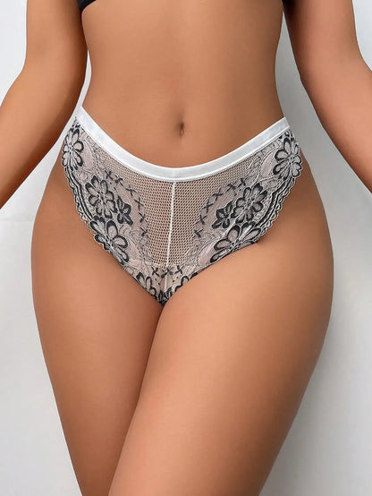 Koronkowe figi z wysokim stanem