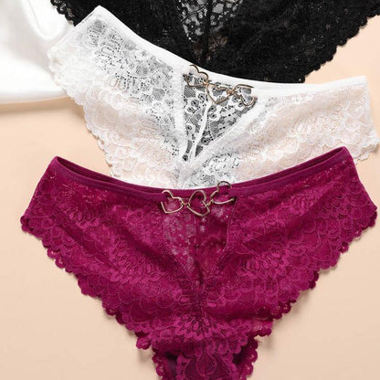 Koronkowe stringi z ozdobnymi serduszkami