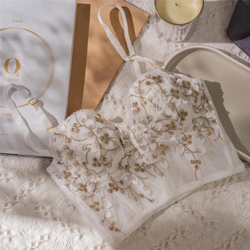 Koronkowy komplet z haftowanymi kwiatami