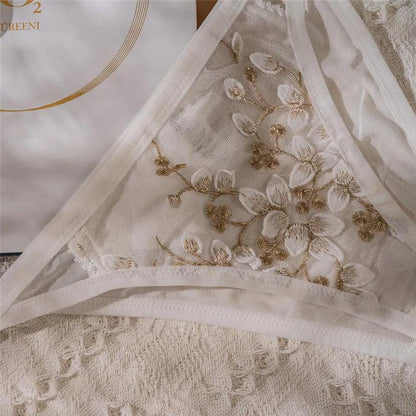 Koronkowy komplet z haftowanymi kwiatami