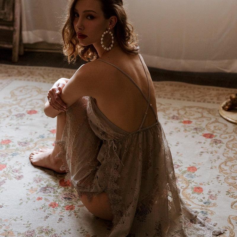 Koszula nocna z odkrytymi plecami