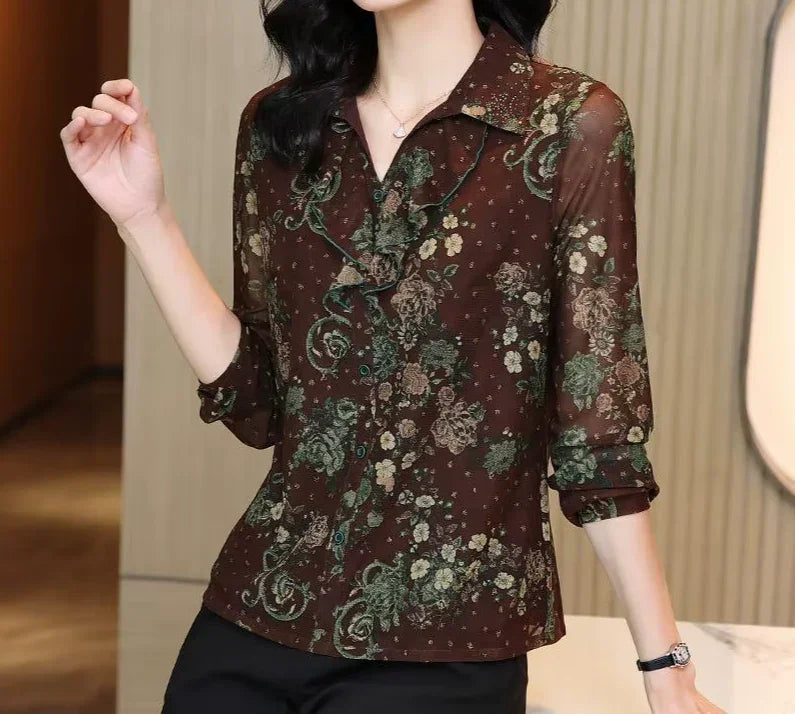 Koszula z ozdobnym kołnierzem i motywem w kwiaty