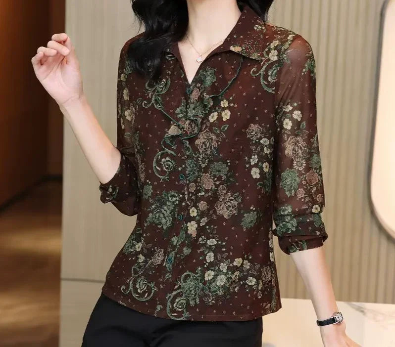 Koszula z ozdobnym kołnierzem i motywem w kwiaty