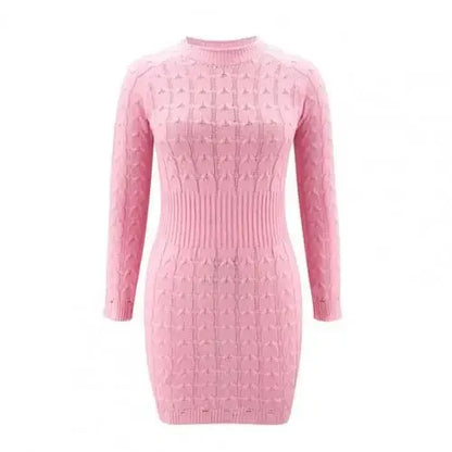 Krótka dzianinowa sukienka w warkoczowy splot