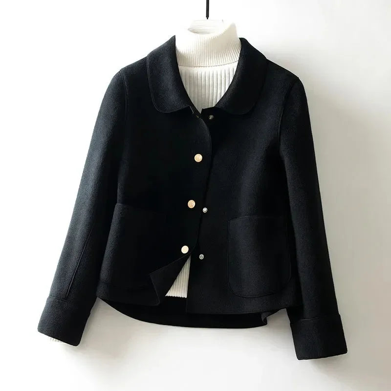 Krótki damski płaszcz o prostym kroju zapinany na zatrzaski