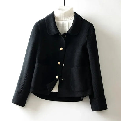 Krótki damski płaszcz o prostym kroju zapinany na zatrzaski