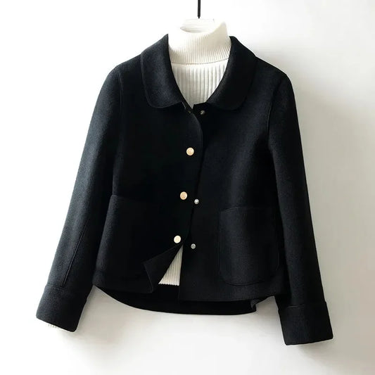 Krótki damski płaszcz o prostym kroju zapinany na zatrzaski