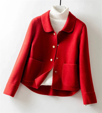 Krótki damski płaszcz o prostym kroju zapinany na zatrzaski