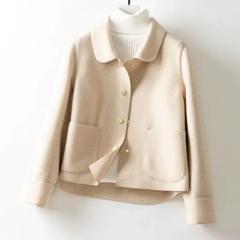 Krótki damski płaszcz o prostym kroju zapinany na zatrzaski