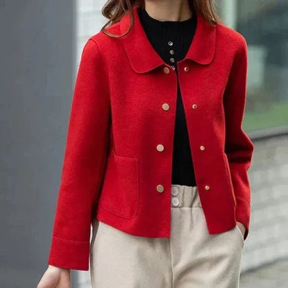 Krótki damski płaszcz o prostym kroju zapinany na zatrzaski