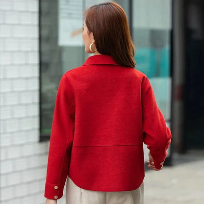 Krótki damski płaszcz o prostym kroju zapinany na zatrzaski