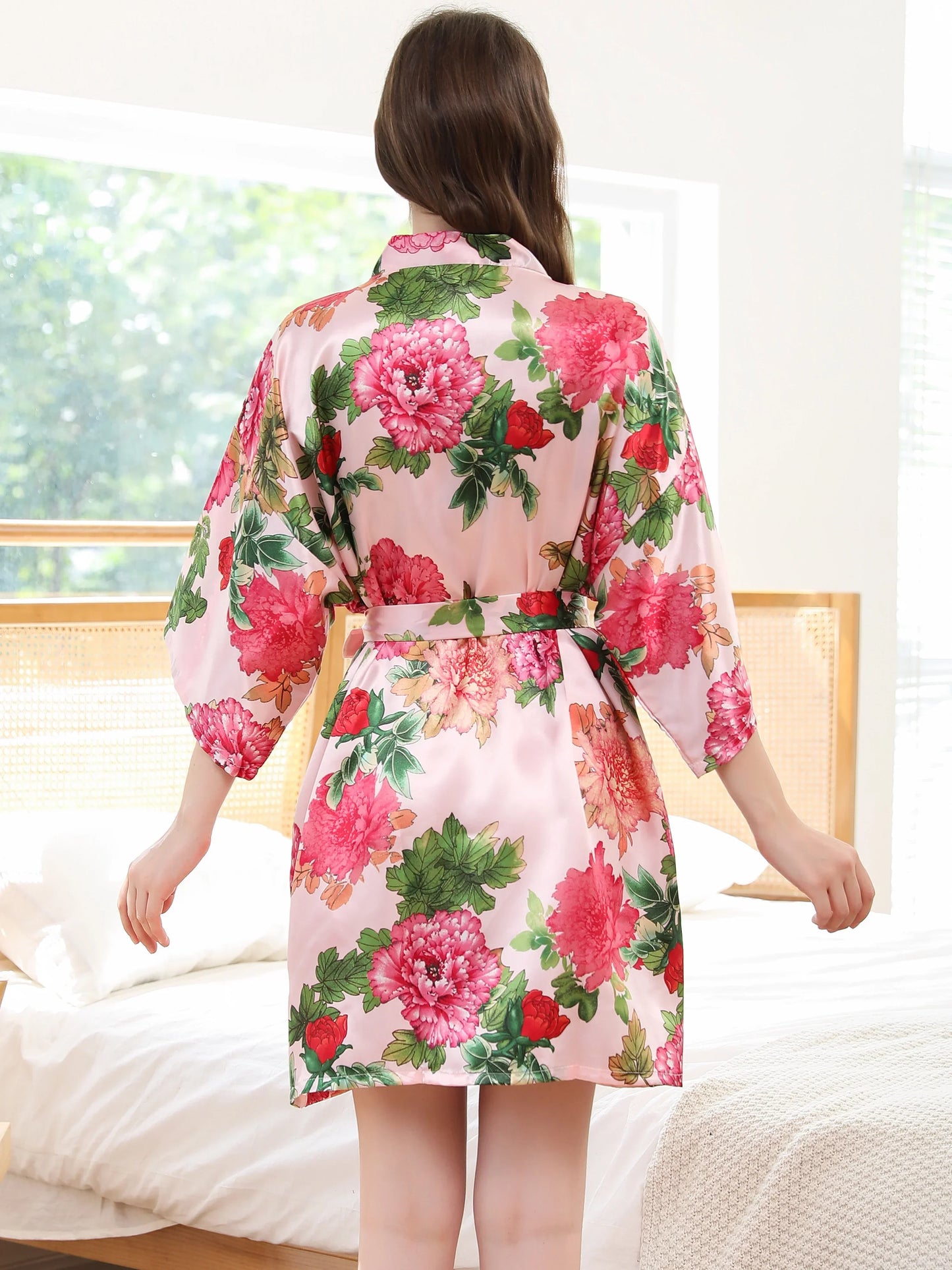 Krótki damski szlafrok w kwiaty