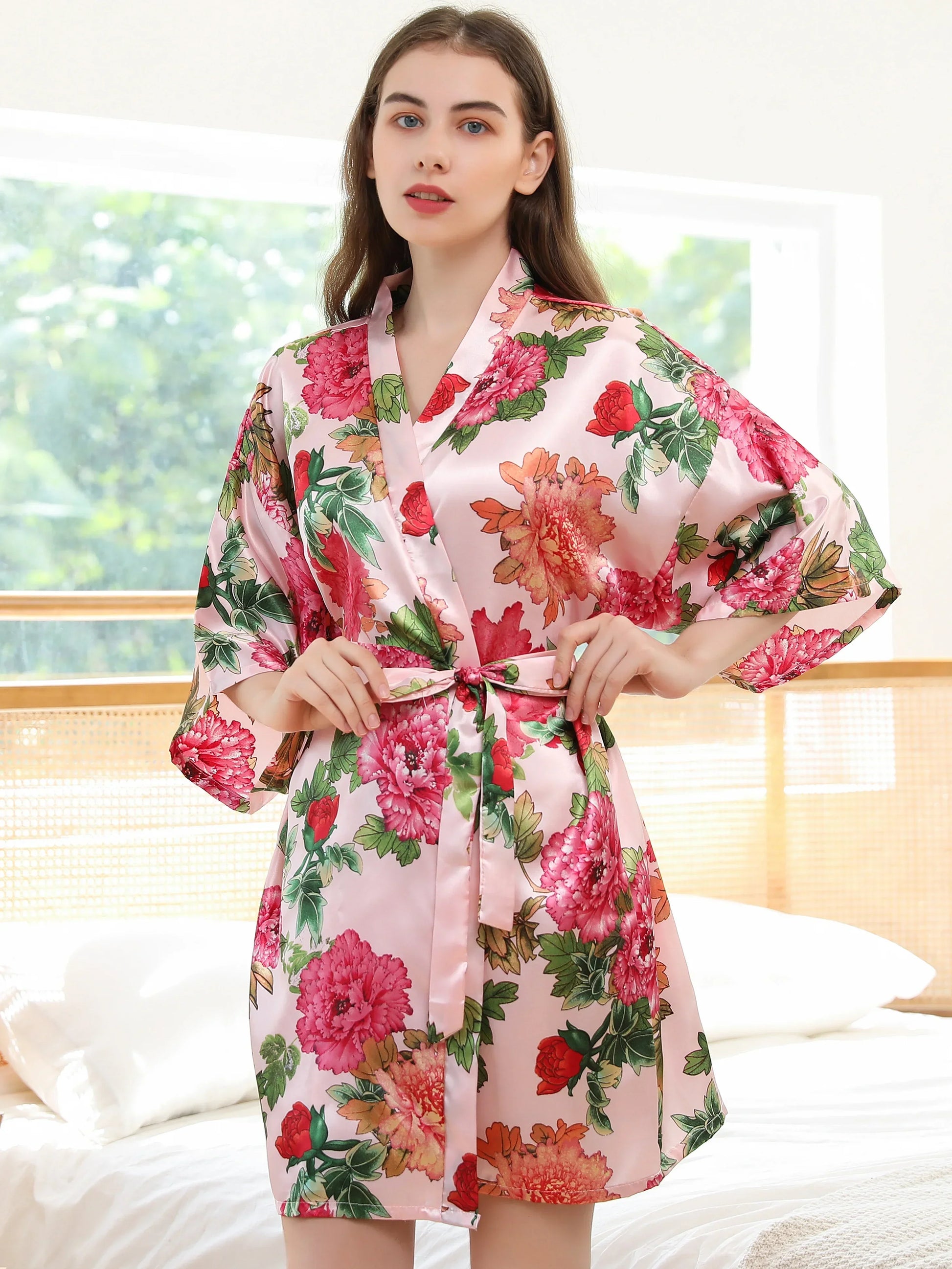 Krótki damski szlafrok w kwiaty