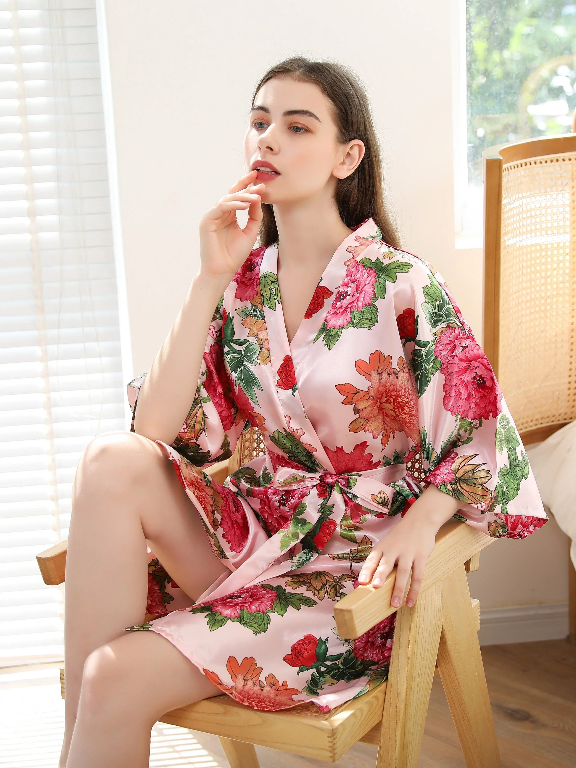 Krótki damski szlafrok w kwiaty