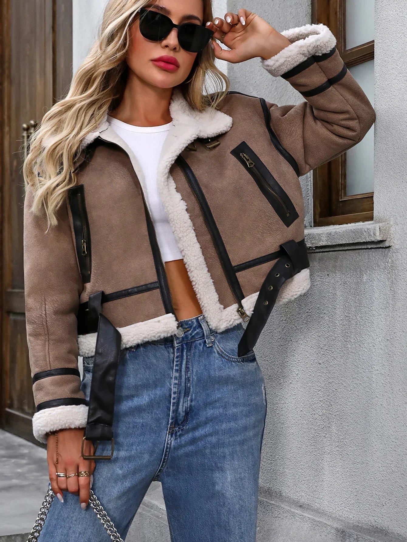 Krótki kożuch damski ze skórzanymi elementami