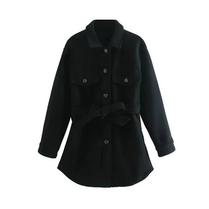 Krótki płaszcz damski wiązany w talii