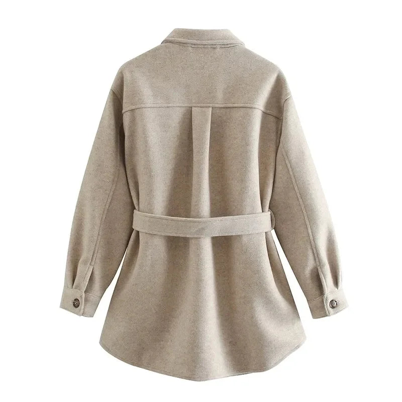 Krótki płaszcz damski wiązany w talii