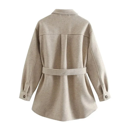 Krótki płaszcz damski wiązany w talii