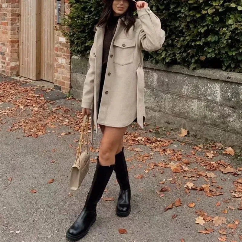 Krótki płaszcz damski wiązany w talii