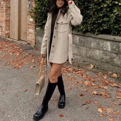 Krótki płaszcz damski wiązany w talii