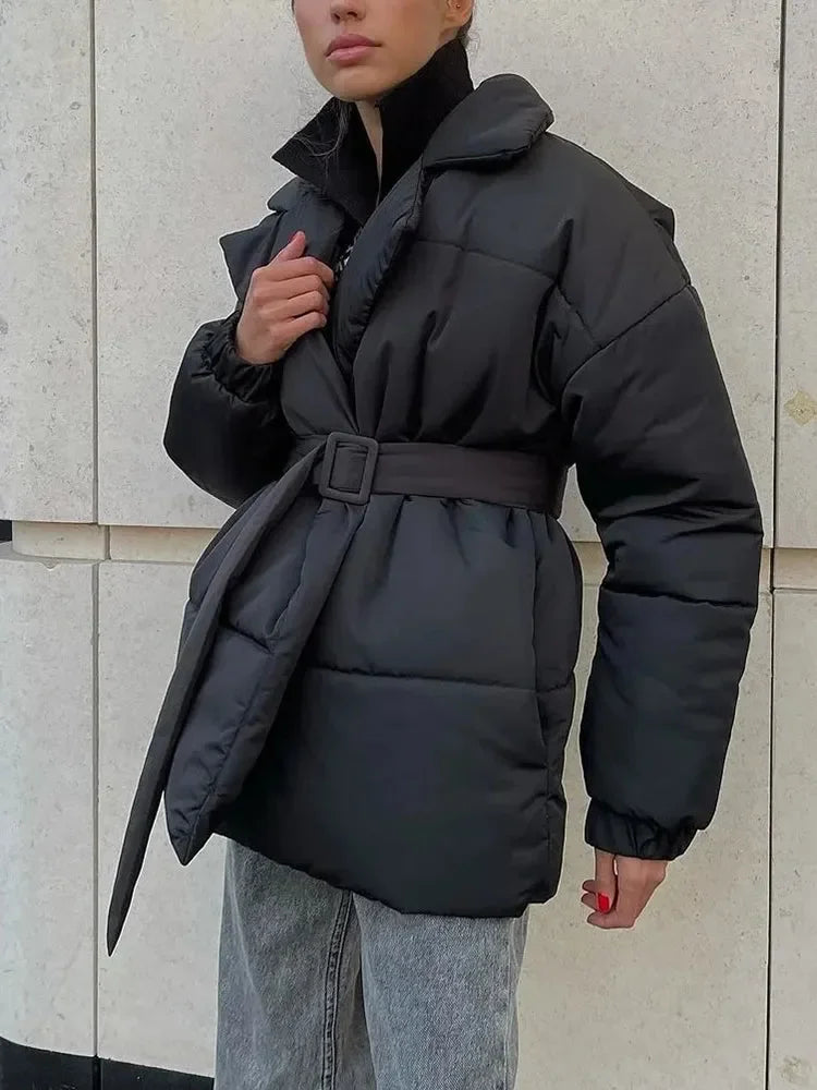 Krótki puchowy płaszcz damski