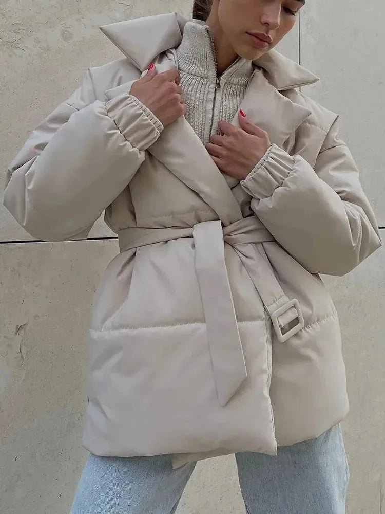 Krótki puchowy płaszcz damski