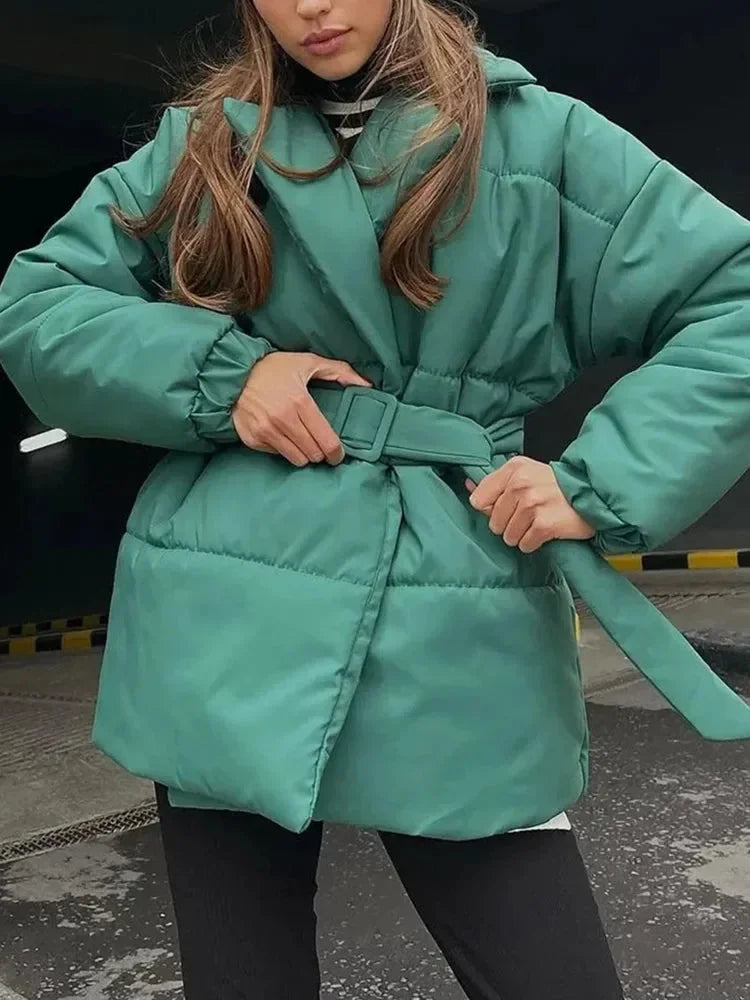 Krótki puchowy płaszcz damski