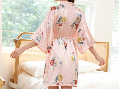 Krótki satynowy szlafrok w kwiaty