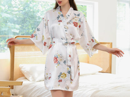 Krótki satynowy szlafrok w kwiaty