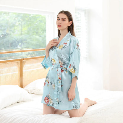 Krótki satynowy szlafrok w kwiaty