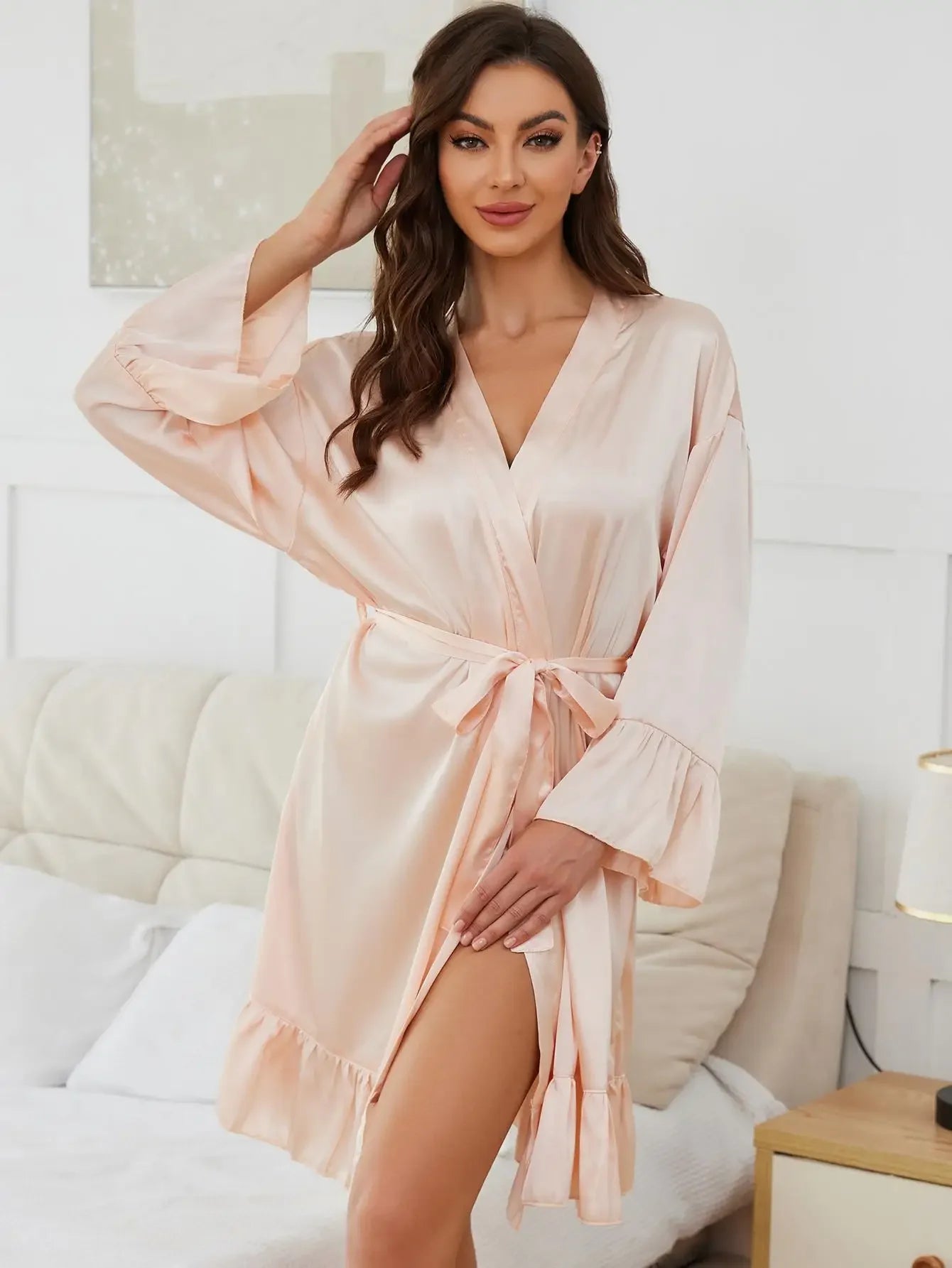 Krótki satynowy szlafrok z falbanką