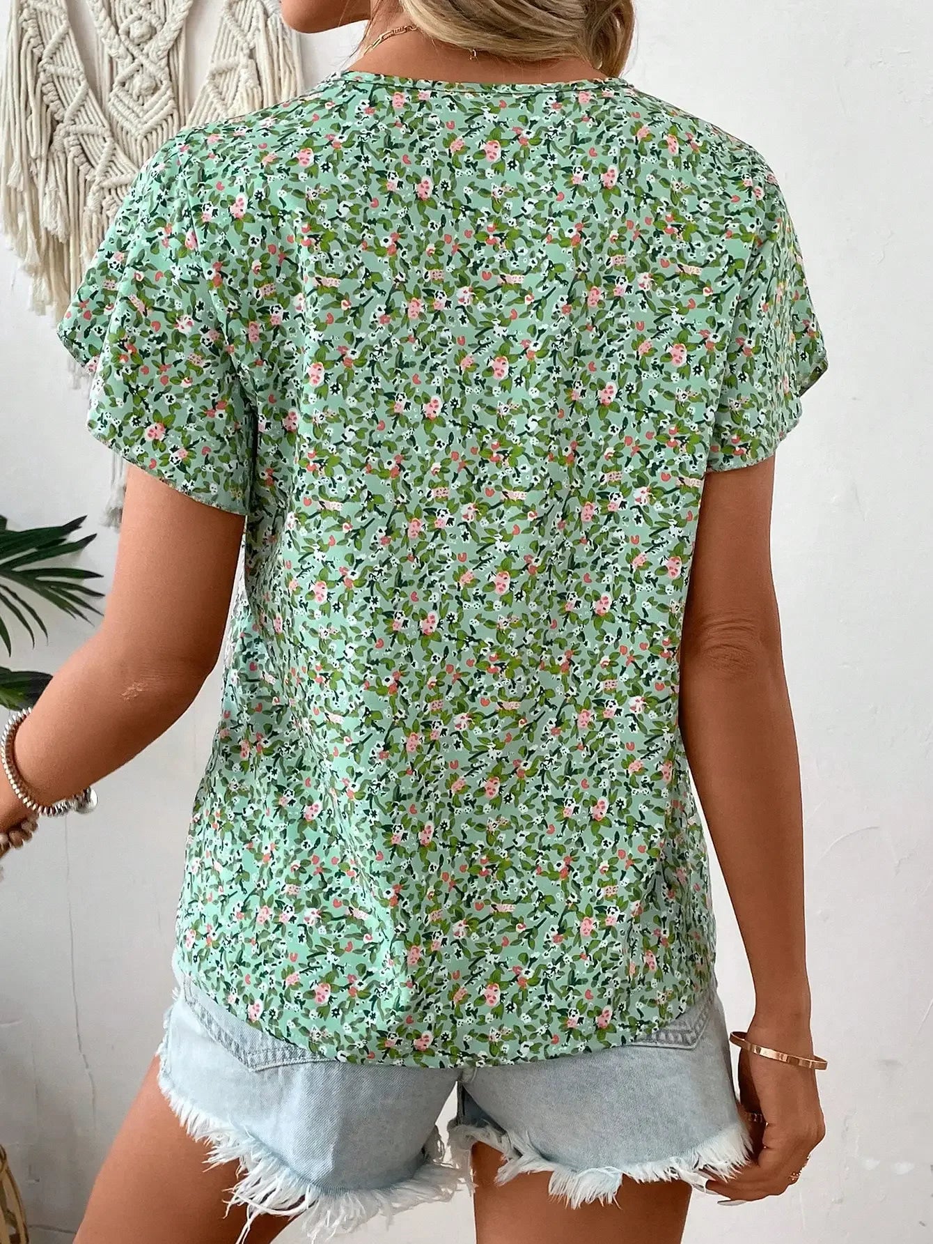 Kwiecista bluzka damska z dekoltem w serek